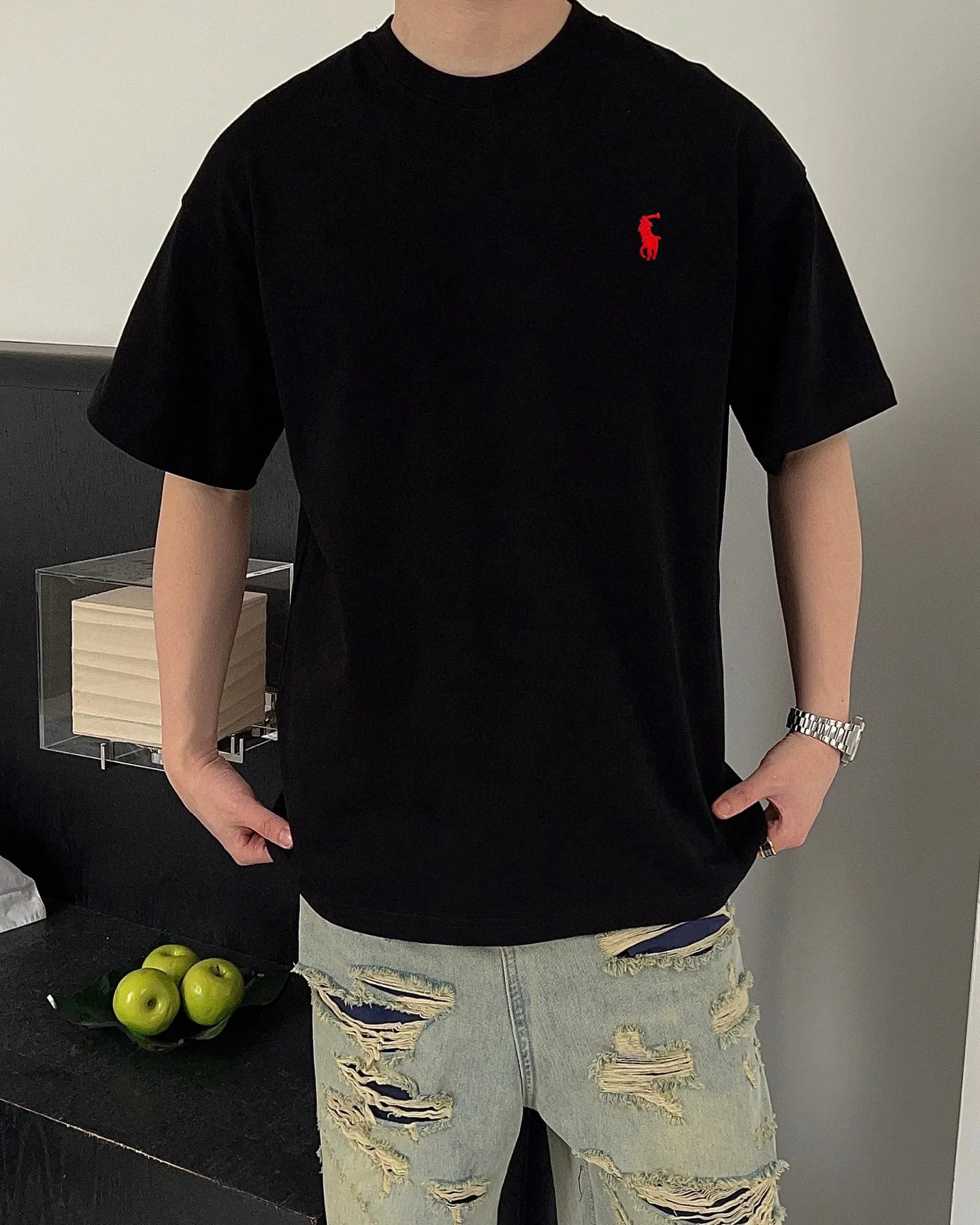 P160 Ralph Lauren's new letter embroidered war horse short-sleeved T-shirt. Whether it is a T-shirt or a sweatshirt, the letter pattern is a hot-selling item every year. The large-area printing on the front is directly sprayed by Dakangli digital printing machine. The cost is extremely high. After many debuggings, the color difference of the pattern is close to 99% of the original version. It is different from the junk offset printing version in the market. Super time-consuming. The fabric is exclusively customized and dyed 280 grams. Cotton double-ply s—xxl